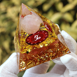 Pyramide en résine de cristal Capricorne 6 cm, décoration d'intérieur, artisanat artistique, ornement de bureau - Product Image 3