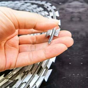 รั้ว<span class=keywords><strong>ลวดหนาม</strong></span>กันสนิมแบบม้วนชุบสังกะสี ติดตั้งง่าย ปลอดภัย สำหรับสวน โกดัง และงานก่อสร้าง - Product Image 6