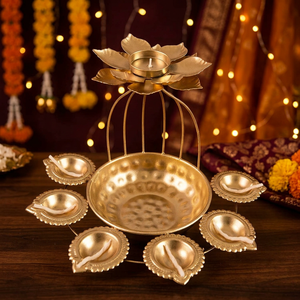 Ensemble de lampes à huile traditionnelles en laiton pour Diwali avec un dessus fleuri et six porte-bougies pour les cérémonies religieuses et la décoration Pooja - Product Image 3