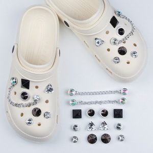 Breloques de chaussures punk en métal argenté pour Crocs, décorations de bijoux scintillants en diamant pour femmes et filles, accessoires pour sabots et sandales - Product Image 2