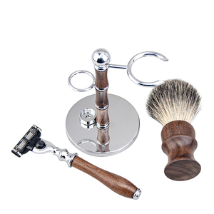 Set da Barba ZY 3 Pezzi in Noce: Rasoio di Sicurezza, Pennello in Pelo di Tasso e Supporto - Regalo per la Festa del Papà, Natale, Kit di Cura Personale per Uomo, Regalo Festivo - Product Image 4