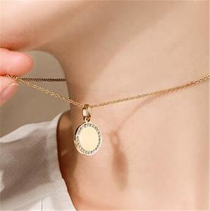 Pendentif en cristal mini disque vierge pour estampage, en acier inoxydable Yiwu Aceon, avec bord sculpté, micro-pavé et serti à griffes, entièrement pavé de pierres autour du bord - Product Image 4