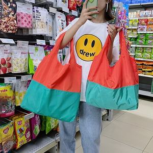 <span class=keywords><strong>Sac</strong></span> à bandoulière pliable en polyester à grande capacité, à deux couleurs, avec lettres, imperméable, à fermeture ouverte, pour les courses - Product Image 3