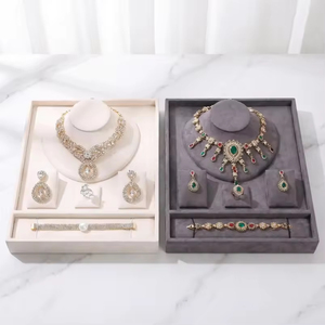 ชุดถาดใส่เครื่องประดับกำมะหยี่ พร้อมชั้นวางโชว์สำหรับแหวน สร้อยข้อมือ สร้อยคอ ต่างหู และถาด - Product Image 5