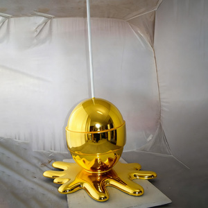 Cartoony moderno gigante giallo lecca-lecca statua in fibra di vetro sciolto sul terreno - Product Image 1