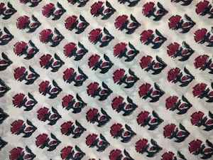 Bolsa de tela de algodón suave y acolchada con estampado floral vintage hecho a mano, diseñada para ser elegante, práctica y reutilizable para el día a día. - Product Image 5