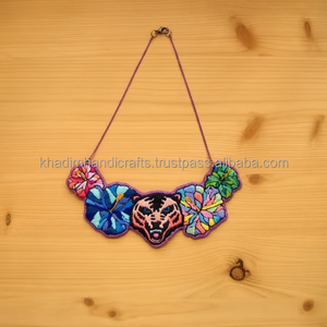 Collar bordado de cuentas de cristal delicado hecho a mano para mujer, joyería ligera y hermosa para uso diario y eventos - Product Image 1