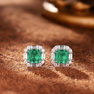 Orecchini a lobo con micro pavé verdi per donna, gioielli eleganti e scintillanti per le orecchie - Product Image 1
