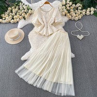 Ensemble deux pièces pour femme : Haut à sequins et perles en dentelle avec péplum et jupe longue plissée en maille élégante, tenue de mondaine pour l'église ou les soirées