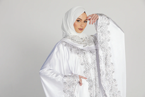 Abaya blanca elegante personalizada para Ramadán, vestido musulmán para mujer, abaya con mangas holgadas, abaya de satén blanco de lujo con adornos, Farasha abierta. - Product Image 2