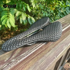 Asiento <span class=keywords><strong>de</strong></span> Bicicleta ODI Impreso en 3D, Sillín <span class=keywords><strong>de</strong></span> Bicicleta <span class=keywords><strong>de</strong></span> Montaña <span class=keywords><strong>de</strong></span> Fibra <span class=keywords><strong>de</strong></span> Carbono, Cojín Transpirable Ultraligero para Bicicleta <span class=keywords><strong>de</strong></span> Carretera y MTB - Product Image 1
