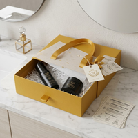 Solution d'emballage complète en or, comprenant une boîte rigide de luxe avec tiroir, une élégante poignée en ruban et un rembourrage en raphia naturel