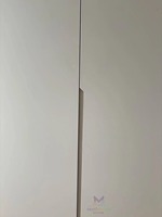 Système de placard de chambre modulaire blanc crème, minimaliste et moderne, avec porte en verre teinté et rangement intégré