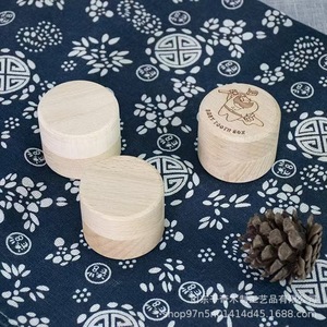 Caja redonda de madera de haya para guardar dientes de leche para niños y niñas, con diseño tallado. - Product Image 1