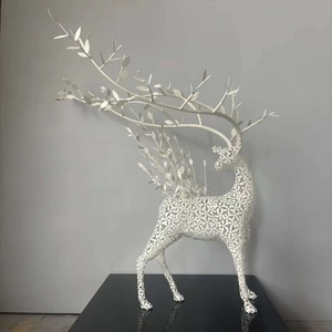 Sculpture artistique en acier inoxydable ajourée en forme de <span class=keywords><strong>cerf</strong></span> avec motif floral pour <span class=keywords><strong>la</strong></span> décoration intérieure contemporaine - Product Image 3
