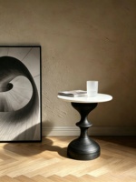 Mesa Auxiliar Escultural Clásica de Lujo con Pedestal de Madera Maciza y Tapa de Mármol Natural Blanco para Hotel, Villa, Sala de Estar, Dormitorio