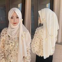 Hijab wrap rajutan tangan motif bunga mawar dengan hiasan tassel, patchwork chiffon, dan rantai, untuk wanita muslim.