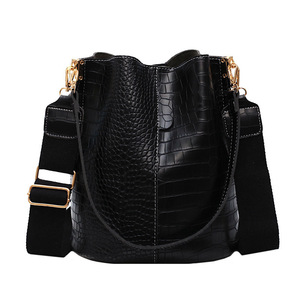 Bolso de Hombro Grande de Moda para Mujer, con Cadenas Decorativas, Cierre de Solapa, Gran Capacidad, Material PU, Todas las Temporadas, Tanjing - Product Image 5
