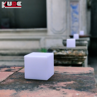 Cube en plastique PE de 10 cm en gros, 16 couleurs, barre lumineuse LED, tabouret, chaise, cube lumineux LED