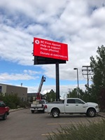 Grand écran LED publicitaire extérieur étanche en couleur pour centre commercial, magasin de détail, mur vidéo matriciel P10 avec fonction de guidage