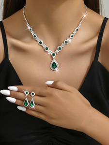 طقم مجوهرات للعروس يتضمن قلادة وأقراط كريستال على شكل دمعة - Product Image 6