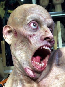 Statue de zombie en silicone hyper réaliste grandeur nature de qualité muséale, personnage d'horreur, figurine en cire pour maison hantée - Product Image 3