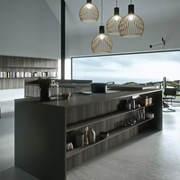 Armoires de cuisine modernes pour appartements avec un design ajusté et des options autoportantes