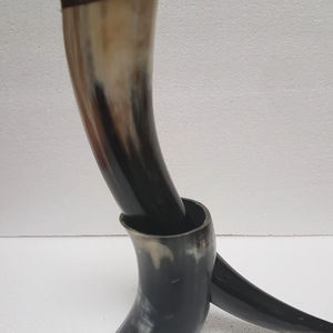 แก้วน้ำเขาสัตว์ทำมือพร้อมขาตั้ง ผลิตในอินเดีย สำหรับขายส่งในราคาถูก - Product Image 1