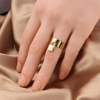 Modeschmuck Alltag 18 Karat Gold PVD-beschichtet DIY Gravur Logo Edelstahl Breites Schloss Offener verstellbarer Ring Frauen Männer Geschenke