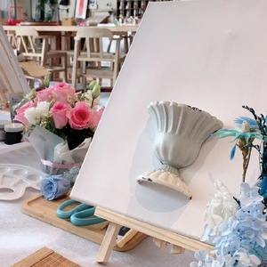 Vase mural en céramique rond blanc style rustique pour décoration florale d'événements et de célébrations - Product Image 2