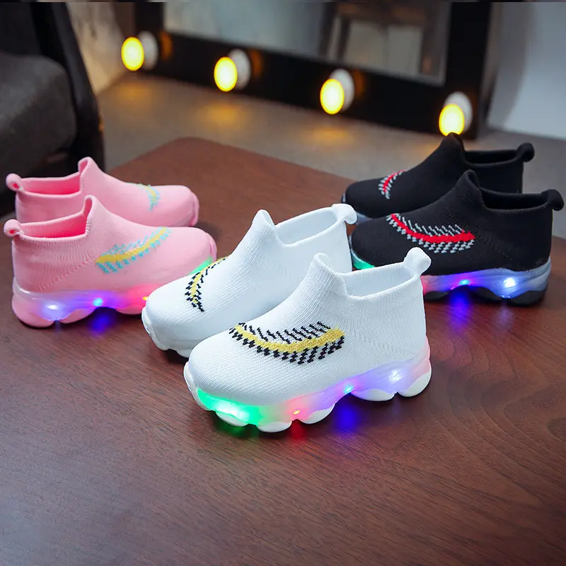 Chaussettes lumineuses LED en gros chaussures garçons et filles chaussures légères automne et été nouvelles baskets tissées volantes respirantes