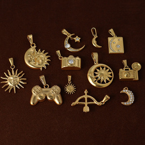 Vượt Thời Gian Mark Series | 18K PVD mạ Vàng quyến rũ thép không gỉ | Mặt trời Mặt Trăng máy ảnh Bow & mũi tên & Trò chơi điều khiển Mặt dây chuyền - Product Image 1