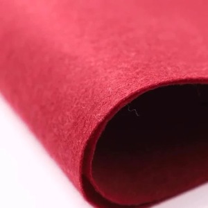 Cuộn vải không dệt <span class=keywords><strong>polyester</strong></span> 100% tùy chỉnh nhà máy, màu đỏ hồng nhiều màu sắc, dùng cho tiệc cưới, triển lãm, thảm dùng một lần, dễ trải - Product Image 2