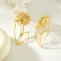 Bijou de style rétro français en acier inoxydable plaqué or 18 carats avec un design combiné de fleurs tridimensionnelles et de feuilles ajourées
