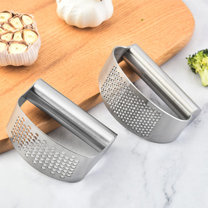 Presse-ail en acier inoxydable Spot Cross Border avec trous de 3 mm, outil de cuisine domestique pour hacher et peler l'ail - Product Image 5