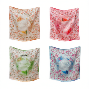 Foulard quadrato piccolo con motivo floreale 70x70cm per donna, accessorio moda - Product Image 1