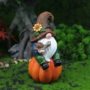 新着 魅力的なカボチャを持つ樹脂製ノーム 現代的な樹脂製工芸品 - Product Image 2