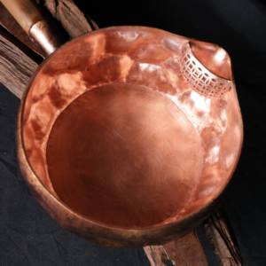 Cafetière turque en cuivre pur martelé, faite à la main, mini chauffe-lait avec bec verseur filtrant, petite casserole avec poignée en bambou naturel - Product Image 3