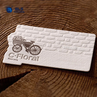Cartes de visite en papier fantaisie découpées sur mesure et gaufrées, étiquettes suspendues esthétiques à motif brique, prix d'usine OEM, approvisionnement en gros