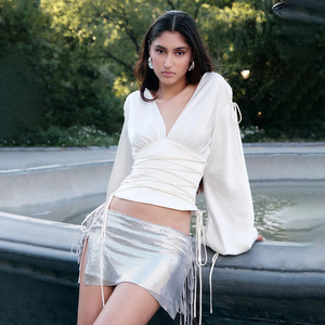 Haut en satin pour femme à col en V et manches longues avec ceinture à nouer, couleur unie, coupe ajustée, automne 2024, T-shirt - Product Image 2