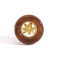 Bague ajustable J&D Jewelry Ocean Vacation Starfish avec cercle en acrylique ambre, acier inoxydable plaqué or 18 carats, bijoux marins tendance