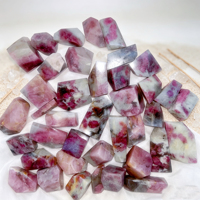 Ornements en pierre de tourmaline rose prune naturelle polie en forme libre pour la décoration intérieure et les cadeaux (vente en gros)