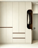 Armoire Crème à Design Plafond-Plancher et Style Minimaliste Moderne ; Idéale pour la Chambre à Coucher