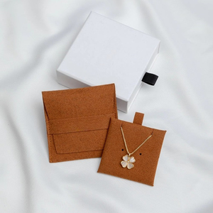 Sacs d'emballage pour bijoux en microfibre personnalisés modèle Jgs 8*8+8 CM pour pendentifs et boucles d'oreilles avec logo en relief - Product Image 2