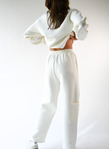 Ensemble de survêtement éco-responsable et durable, coupe ample, pantalon de jogging long avec poches latérales, col rabattu, en tissu recyclé - Product Image 3