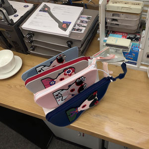 Bolso con asa para gafas duradero e impermeable de nuevo diseño con cierre de cremallera Bolso práctico para la vida diaria - Product Image 3