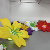 Magnifiques fleurs décoratives gonflables colorées pour activités thématiques, exposition sur le thème d'Alice, décoration de scène ou événements