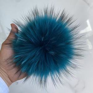 Pompones de piel de mapache Real de 15cm de alta calidad al por mayor de fábrica, bolas de pompón de piel esponjosa de Color personalizado para sombrero con broche - Product Image 2