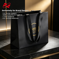Sac en papier noir mat personnalisé avec poignée en ruban gros-grain et badge circulaire en feuille d'aluminium pour la vente au détail en boutique OEM