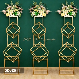 DKB - Soportes de Metal Geométricos Dorados para Flores, Decoración de Bodas, Soporte Moderno para Plantas con Marco Cuadrado, Decoración para Fiestas al Aire Libre - Product Image 3